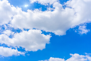 Obraz na płótnie Canvas 太陽の日差しと爽やかな青空と雲の背景素材_b_24