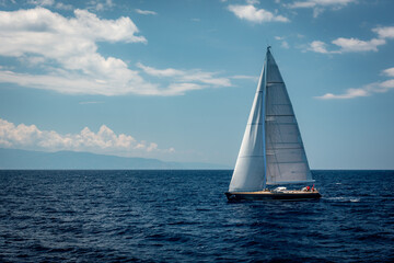 Segelboot im Meer