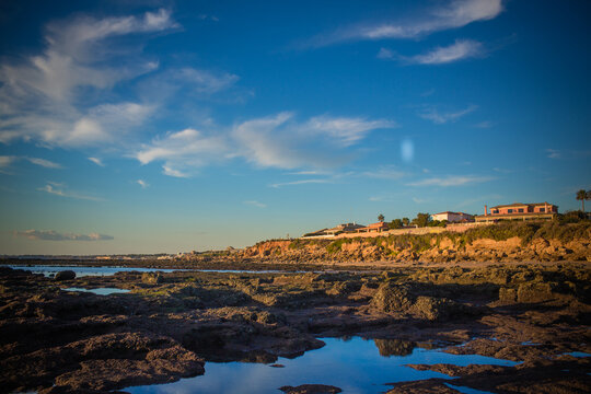 pueblo pesquero con un bonito cielo rodeado de mar y rocas