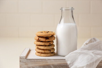 glass of milk and cookies