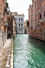 Häuser am Kanal in Venedig Italien im Sommer