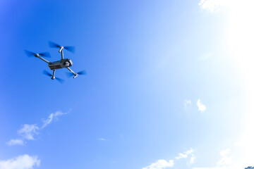 飛行するドローン