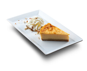 Tarta de naranja con nata montada, sobre fondo blanco. Orange tart with whipped cream, on white background.