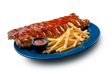 Costillar De cerdo con salsa barbacoa, salsa picante y patatas fritas en plato azul. Pork ribs with...
