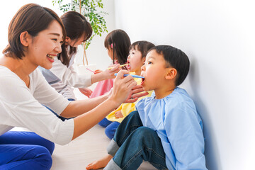 子どもたちに歯磨きの指導をする先生