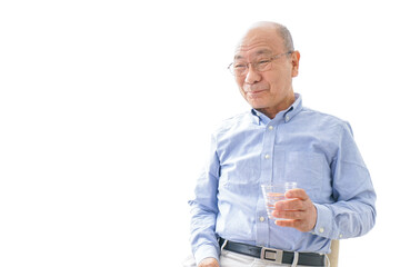 薬を飲む高齢男性