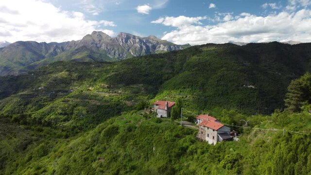 Ripresa Aerea di Case in Mezzo a Una Vallata con Drone in 4K, Con Sfondo Montagne. (Bajardo)