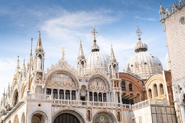 Fototapeta na wymiar San Marco Venedig Italien bei strahlendem Sonnenschein und blauem Himmel