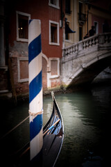 Fototapeta na wymiar Gondel Haltestelle an Brücke in Venedig