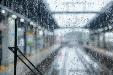 【交通】電車からみる雨の日の駅のホーム　鉄道
