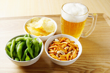 ビールと肴　ポテトチップス　枝豆　オカキ