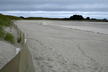 Plage des Trois Moutons de Lampaul-Ploudalmézeau avec des filets de protection des dunes