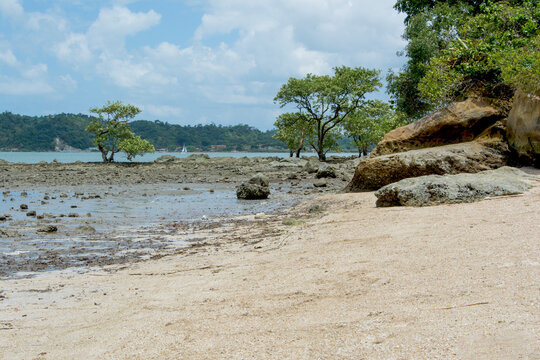  Caboto beach in Candeias. On this beach is located the famous Wanderley Pinho Museum.