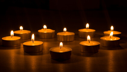 Obraz na płótnie Canvas candles that are lit in the dark