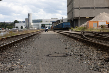 Fototapeta premium Motorrad im Hafen zwischen den Schienen von Zügen