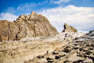 Paisaje rocoso de aspecto marciano de los urrios de Liencres en el litoral de Santander, España