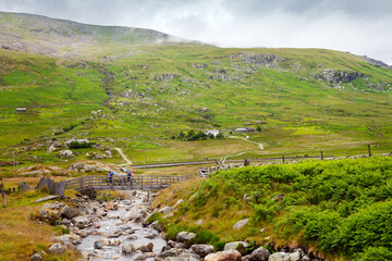 Walk from Gwern gof Ichaf to LLyn Ogwen, with two cyclists on the bridge