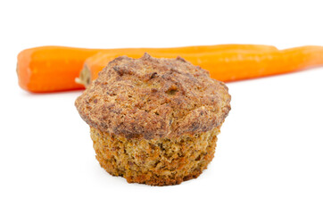 Ein Karotten Muffin mit Möhren im Hintergrund ohne Mehl, Keto Rezept, Low Carb