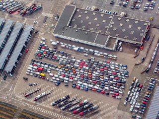 vue a&eacute;rienne de voiture &agrave; l'usine Renault de Flins dans les Yvelines en France