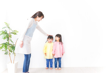 Fototapeta premium 背比べをする子どもたち