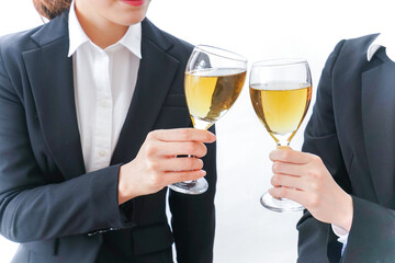 飲み会をする若手社員