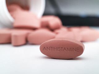 Obraz na płótnie Canvas Antihistamine red pills
