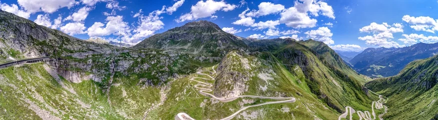 Fotobehang Der alte Tremola-Pass aus der Luft betrachtet, Schweiz (August 2021) © Zarathustra
