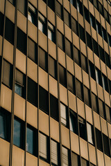 Hochaus Fassade Fenster und Rolläden
