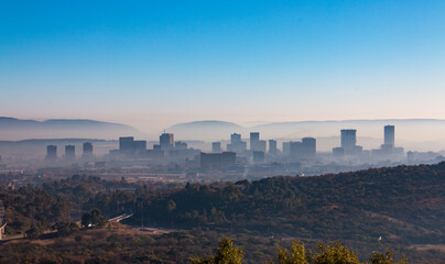 Obraz premium Early winter's morning in Pretoria, with mist still in the air
