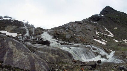 Fototapeta na wymiar Auf dem Iseltrail: Wanderung zur Clarahütte von Prägraten - Schlechtes Wetter gibt es nicht