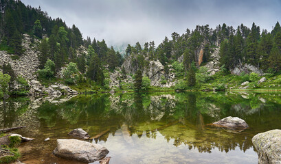 Reflejos en un lago del Valle de Gerber (Valle de Arán, Cataluña)