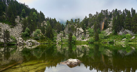 Panor&aacute;mica de un lago del Valle de Gerber (Valle de Ar&aacute;n, Catalu&ntilde;a)