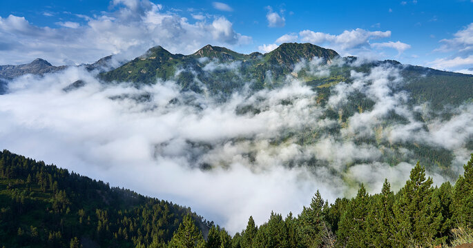 Despertando las nubes en el Puerto de la Bonaigua (Valle de Ar&aacute;n, Catalu&ntilde;a)