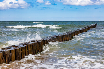 Fototapeta na wymiar Die Wellen der Ostsee schlagen auf die Buhnen