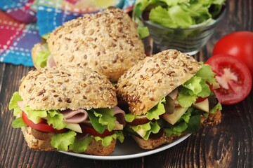 Sandwiches with whole grain bread, ham and vegetables