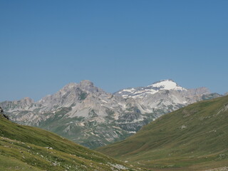 vue sur las sommets enneig&eacute;s &agrave; partir du lac de la Sassi&egrave;re