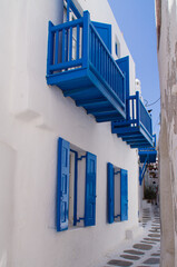 Blaue Balkone und Fenster in Gasse auf Mykonos