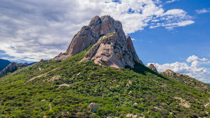 Vista aérea de uno de los monolitos más grandes del mundo, la Peña de Bernal en el estado de...
