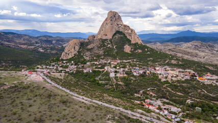 Vista aérea de uno de los monolitos más grandes del mundo, la Peña de Bernal en el estado de Querétaro, México.