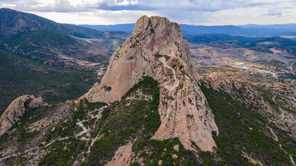 Vista aérea de uno de los monolitos más grandes del mundo, la Peña de Bernal en el estado de...