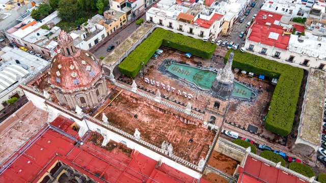 Vista a&eacute;rea de las construcciones y parques del centro de la ciudad de Santiago de Quer&eacute;taro, Quer&eacute;taro. M&eacute;xico.