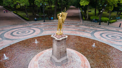 Estatua de Miguel Hidalgo en el parque Alameda de la ciudad de Querétaro, México.