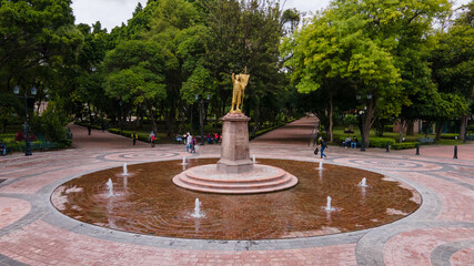 Estatua de Miguel Hidalgo en el parque Alameda de la ciudad de Querétaro, México.