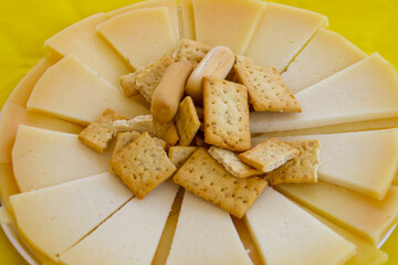 Delicioso plato de queso de oveja con palitos de pan españoles listos para comer. Plato de queso...