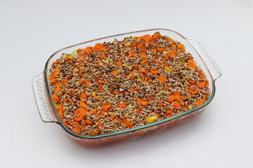 Gemüseauflauf mit gerösteten Sonnenblumenkernen.