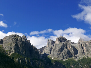 Fototapeta na wymiar spettacolari cime delle montagne dolomitiche in Val Badia in Italia