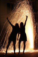 person steht vor feuerwerk langzeitbelichtung