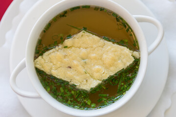 Klare Suppe mit gebackener Suppeneinlage