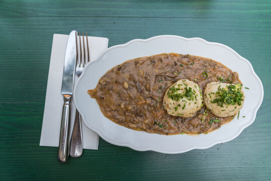 Hausmannskost Beuschel mit Semmelklo&szlig;