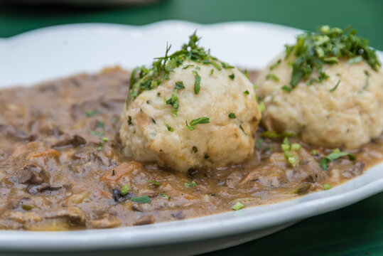Beuschelsuppe mit Semmelklo&szlig;